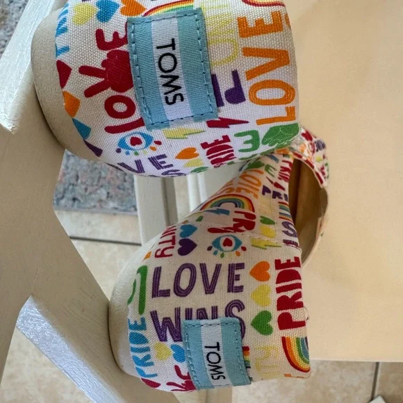 Toms size women’s 8. Pride series casual sneaker/shoe - Picture 6 of 6